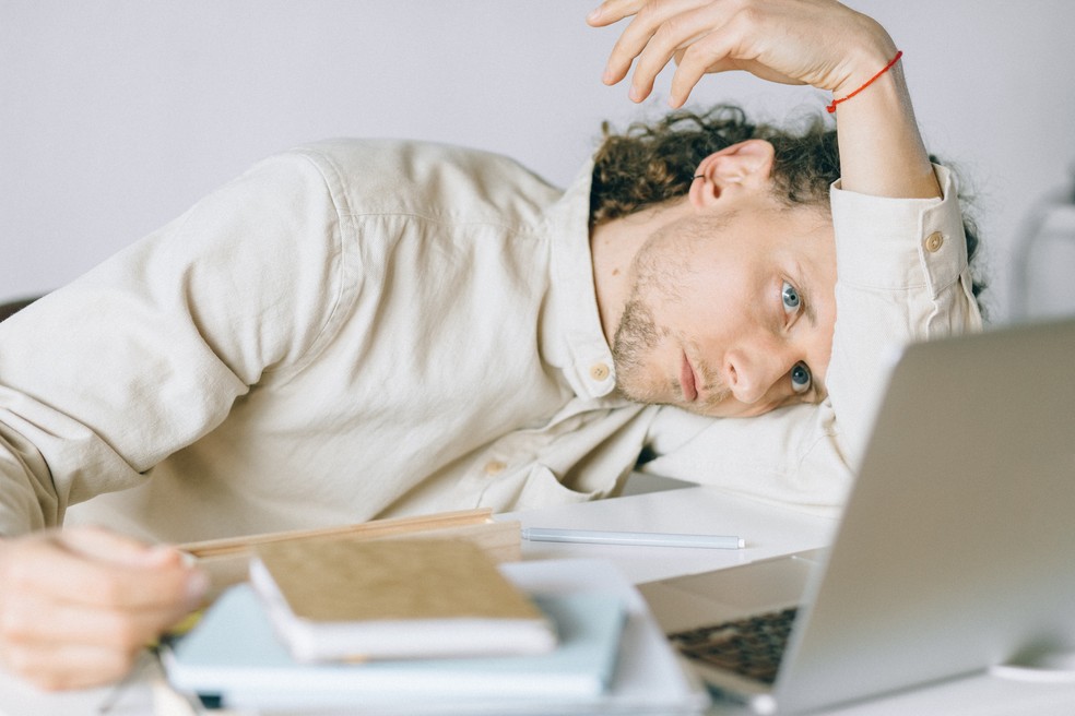 O burnout também está associado a uma piora de 32% na produtividade e de 60% na capacidade de foco no trabalho — Foto: Pexels