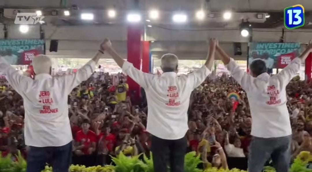 Lula sobe ao palco da convenção partidária na Bahia junto a Jaques Wagner - QTU Questões do Universo