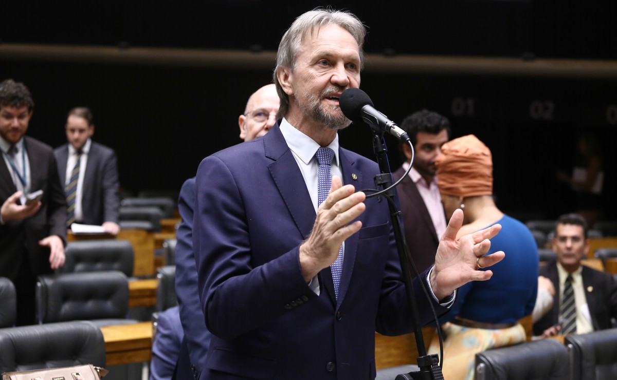 Líder na Câmara reitera apoio do PT por envio de projeto de lei pelo fim da escala 6×1 | Política