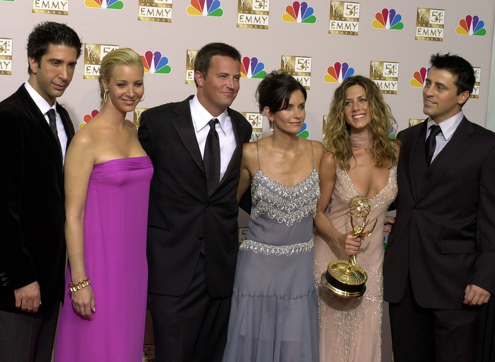 Matthew Perry com o elenco de "Friends" — Foto: Reed Saxon/AP