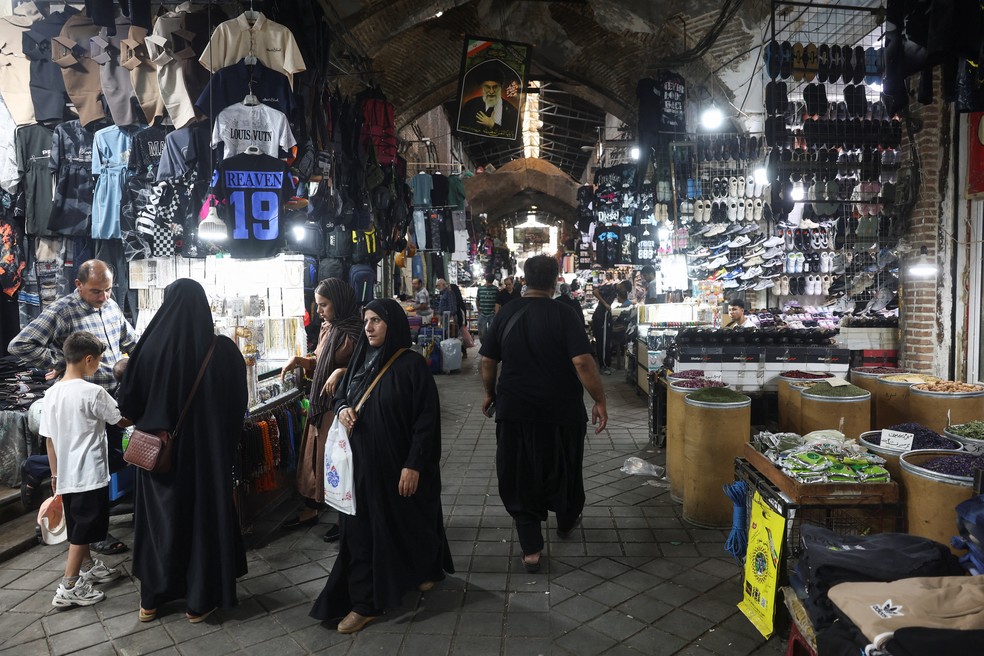 Pessoas caminham pelo Grande Bazar de Teerã, no Irã, em 23 de agosto de 2026 — Foto: Majid Asgaripour/WANA (West Asia News Agency) via REUTERS