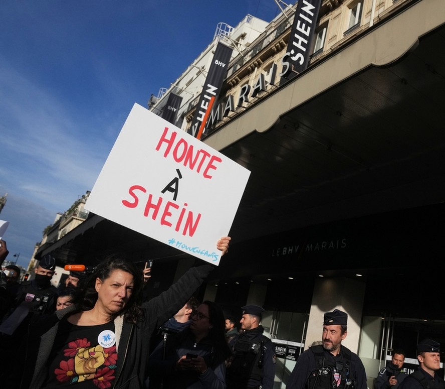 Protesto em Paris contra abertura de loja da chinesa Shein
