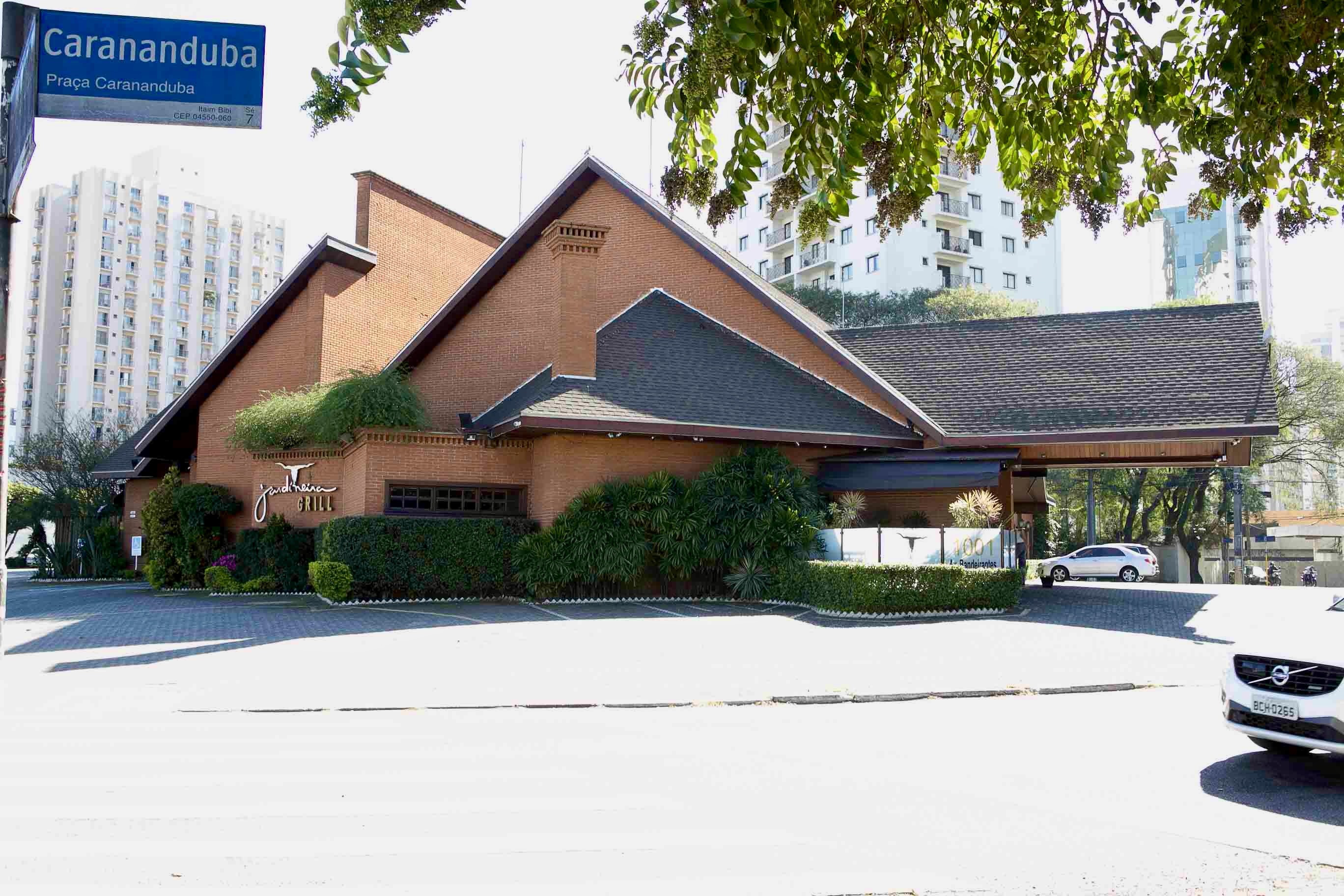 Jardineira Grill completa 30 anos e passa por reforma