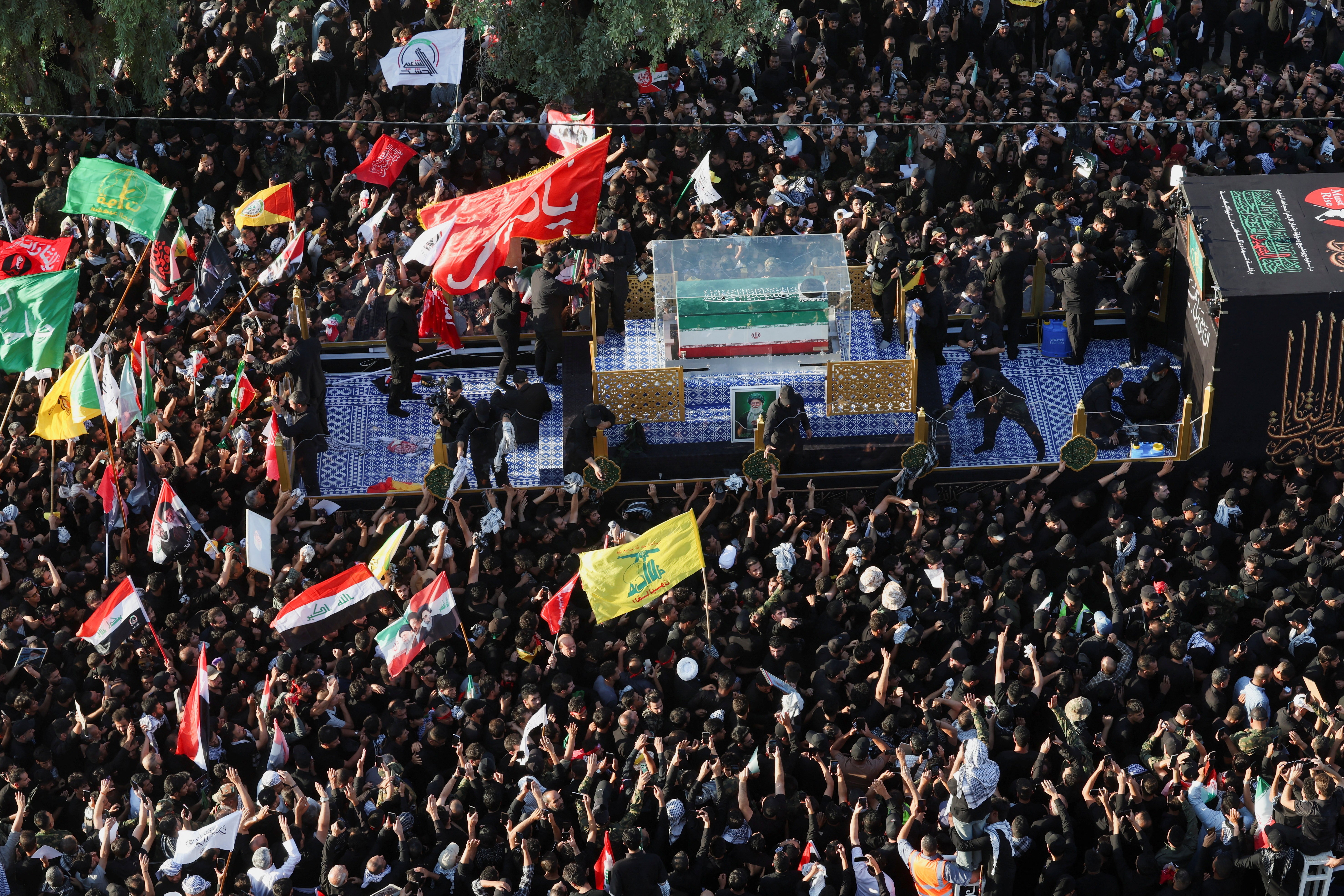 Cortejo fúnebre de Khamenei chega ao Iraque
