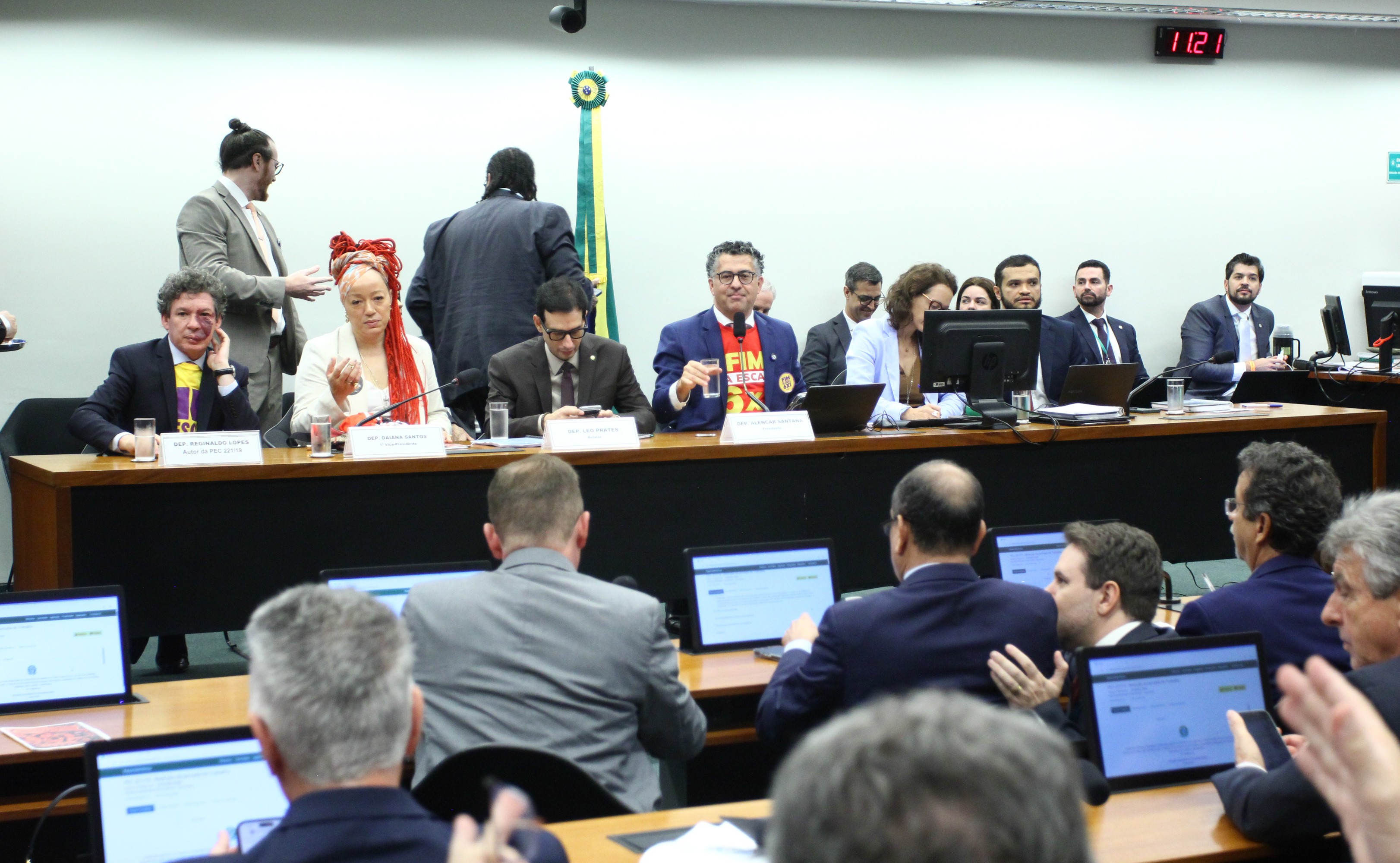 Comissão especial da Câmara vota PEC que prevê fim da escala 6x1; assista ao vivo