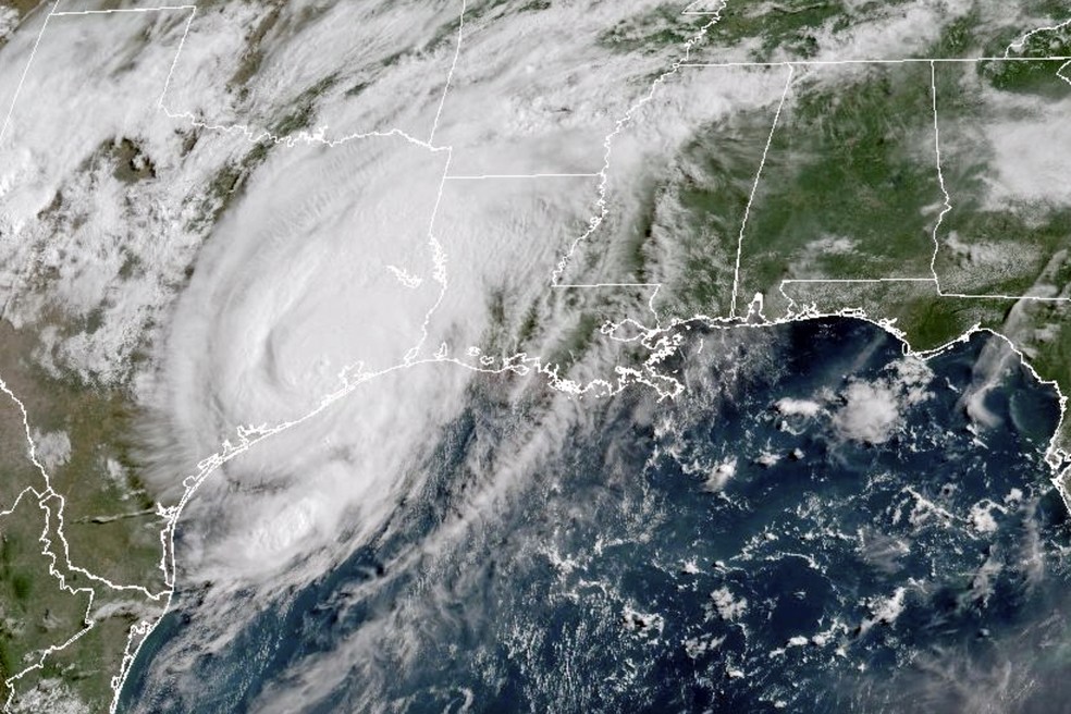 Imagem de satélite mostra a tempestade tropical Beryl sobre o Texas — Foto: NOAA via AP