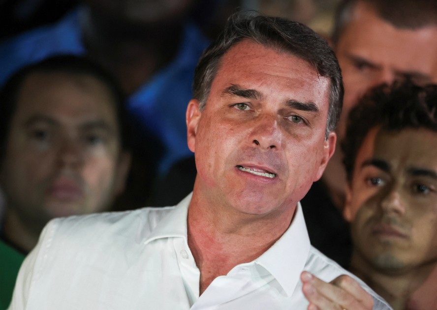 Flávio Bolsonaro não entrega passaportes à PF no prazo determinado por Moraes | Eleições 2026 | Valor Econômico