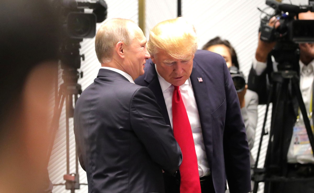 Negociações sobre cessar-fogo na Ucrânia começarão imediatamente, diz Trump após conversa com Putin