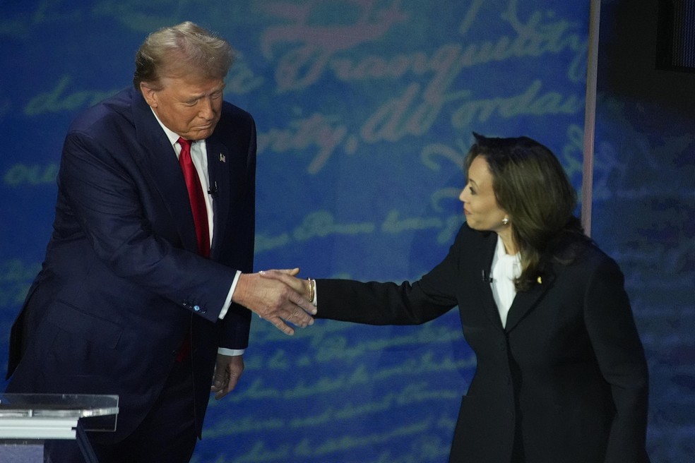Republican presidential nominee former President Donald Trump shakes hands with Democratic presidential nominee Vice President Kamala Harris during an ABC News presidential debate at the National Cons — Foto: Alex Brandon/AP