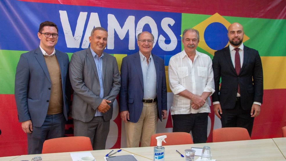 Eurípedes Júnior (à esq. de Alckmin) anuncia acordo para apoiar Lula no primeiro turno — Foto: Divulgação
