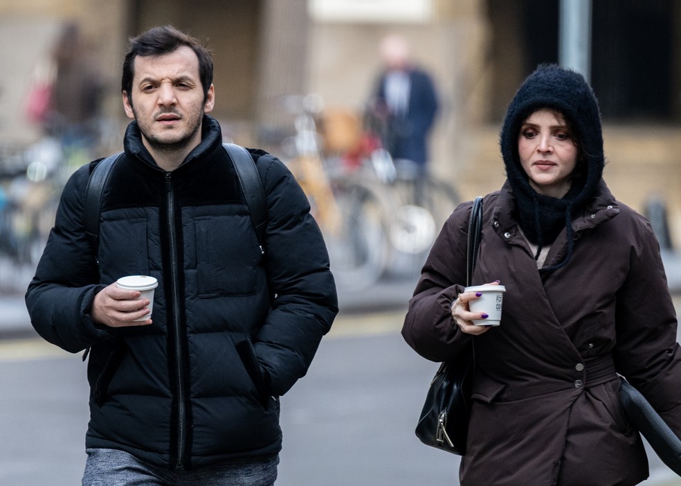 Os réus Redinel Korfuzi, à esquerda, e Oerta Korfuzi chegam ao Southwark Crown Court em Londres — Foto: Chris J. Ratcliffe/Bloomberg via Getty Images