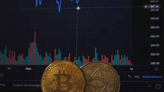 Bitcoin e e ether sobem acompanhando Wall Street e com regulação no radar