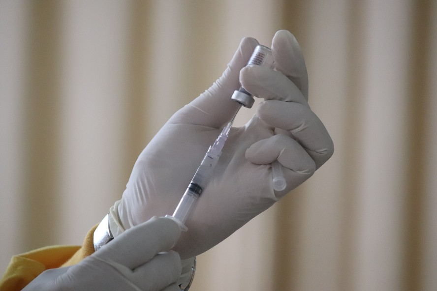 Especialista da saúde prepara uma vacina