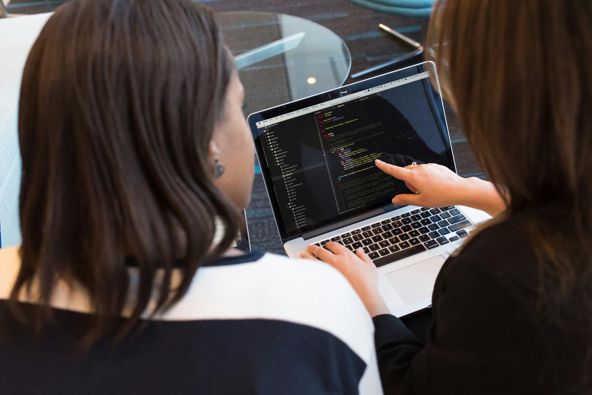 Santander e AWS oferecem capacitação gratuita em tecnologia para mulheres