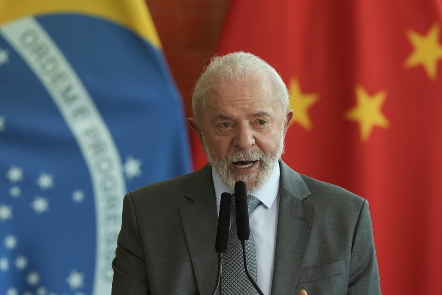 Lula deve ficar internado nos próximos dias e está proibido de trabalhar até recuperação total