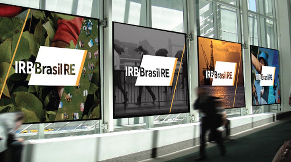 Painéis com inscrição do ressegurador IRB Brasil — Foto: Reprodução internet