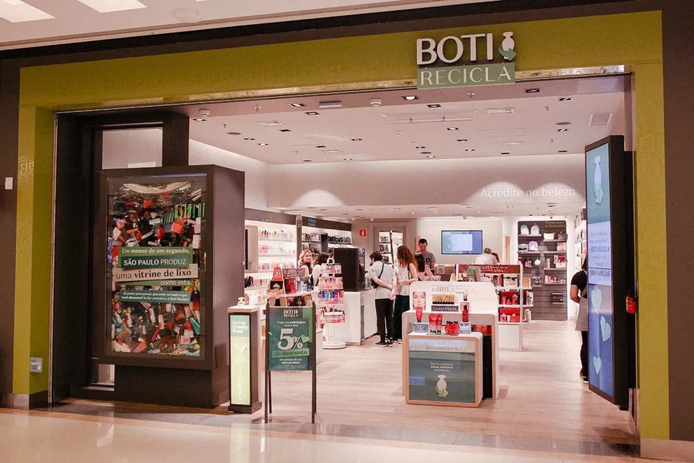 Boti Recicla foi lançado em 2006 e conta hoje com 4 mil pontos de coleta de produtos pós-consumo de beleza — Foto: Divulgação / Boticário