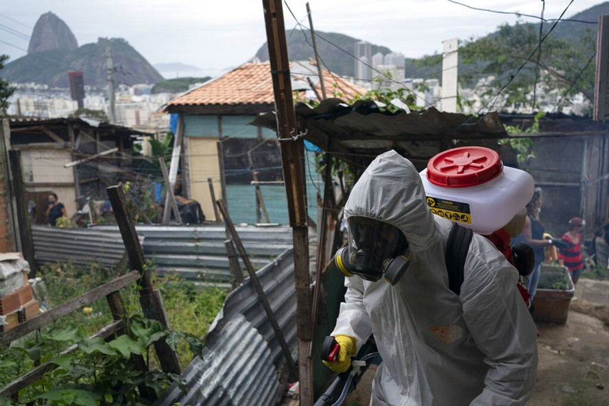 Trabalho de desinfecção é feito nas favelas do Rio de Janeiro - coronavírus, covid-19, pandemia
