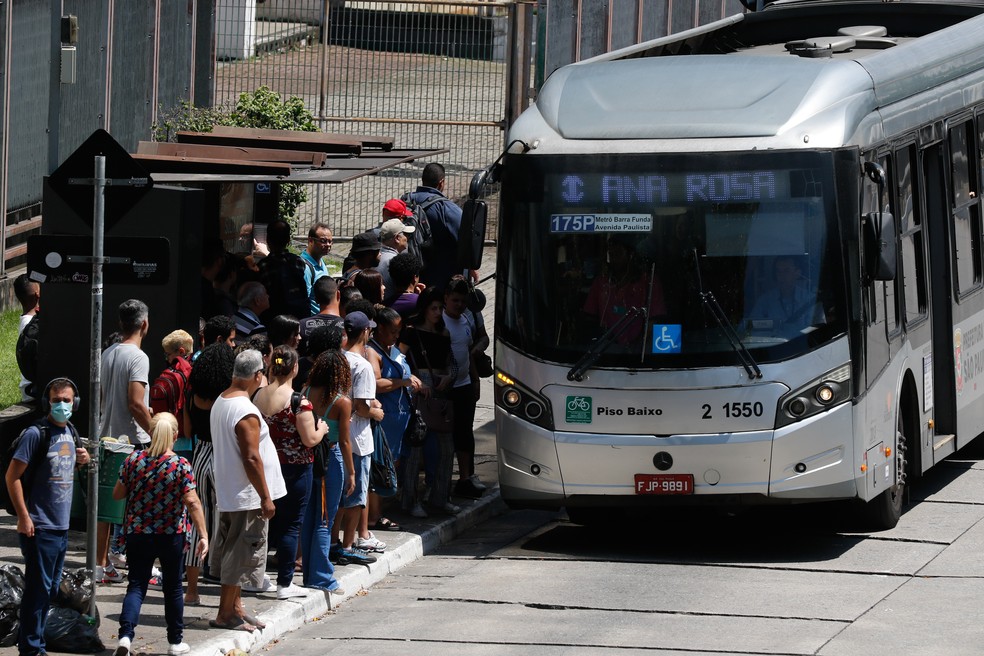 Ponto de ônibus em São Paulo — Foto: Fernando Frazão/Agência Brasil