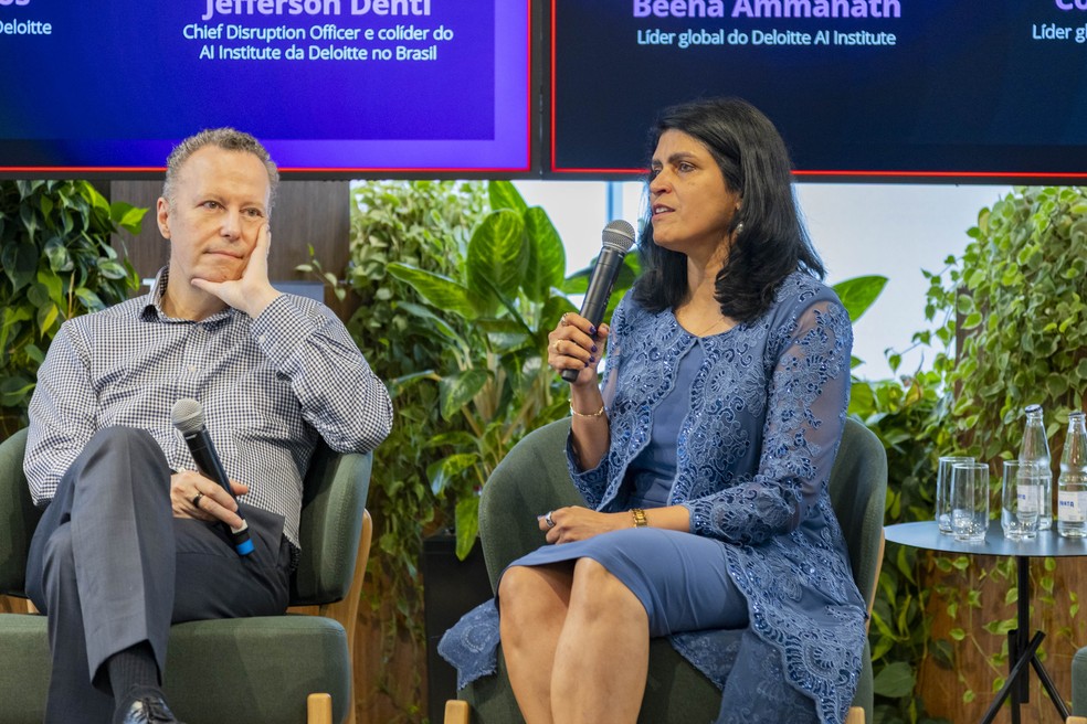 Costi Perricos, líder global de GenAI da Deloitte UK, e Beena Ammanath, líder global do Deloitte AI Institute debatem a importância de colocar a IA Generativa no centro das estratégias de negócios — Foto: Divulgação/Deloitte
