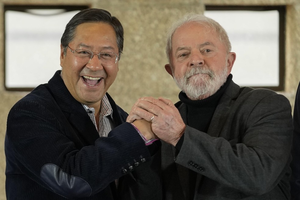 Luis Arce e Lula durante reunião em São Paulo — Foto: Andre Penner/AP/Arquivo