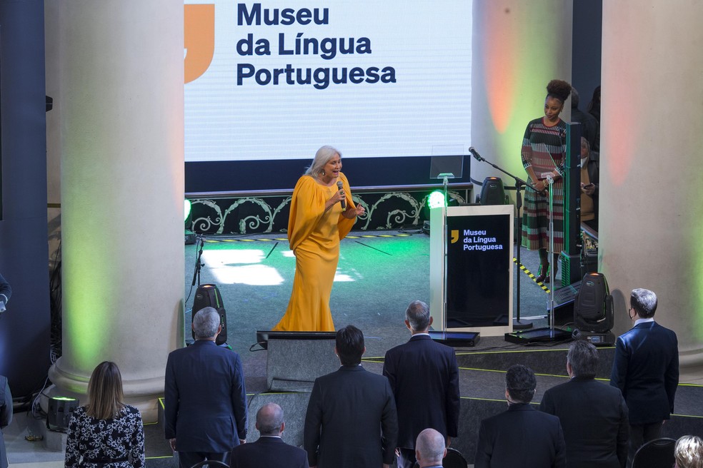 É que a língua portuguesa já virou peça de museu. Agora falar