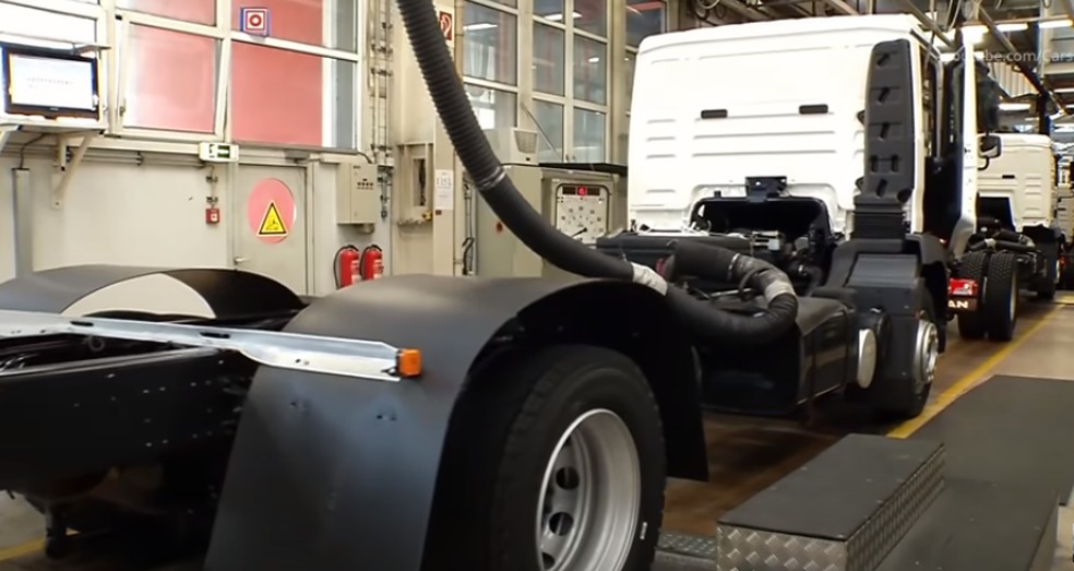 Produção de caminhões da MAN em fábrica da Alemanha — Foto: Reprodução/YouTube