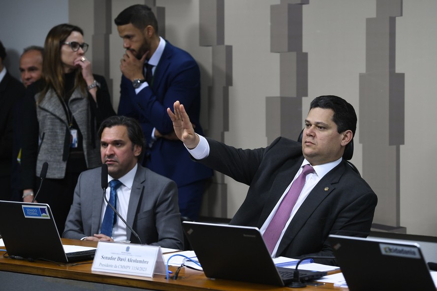 Senador Davi Alcolumbre (à dir.) e o deputado Isnaldo Bulhões Jr.