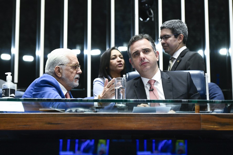 Líder do governo no Senado, Jaques Wagner (PT-BA) conversa com Rodrigo Pacheco (PSD-MG)