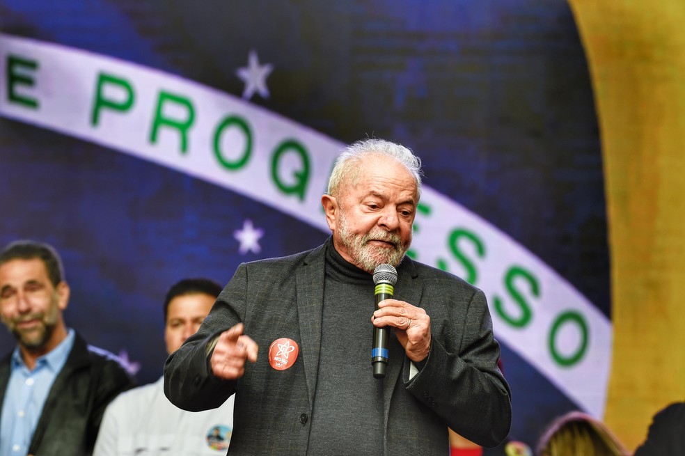Ex-presidente Luiz Inácio Lula da Silva (PT) em ato de campanha em Curitiba — Foto: Denis Ferreira Netto /Agência O Globo