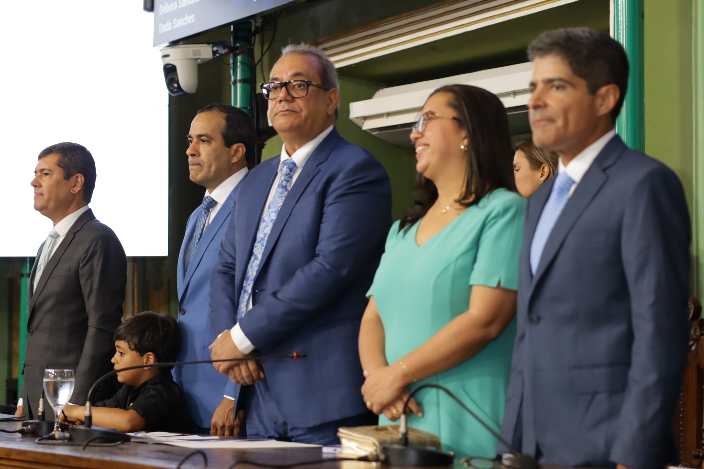 Reis toma posse em Salvador, elogia ACM Neto e diz que eleitor fugiu da 'regra ideológica'