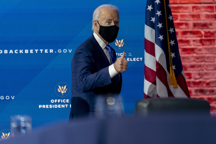 O presidente eleito Joe Biden sai após dar uma entrevista coletiva, anunciando uma equipe de assessores econômicos, em Wilmington, Delaware, nos Estados Unidos