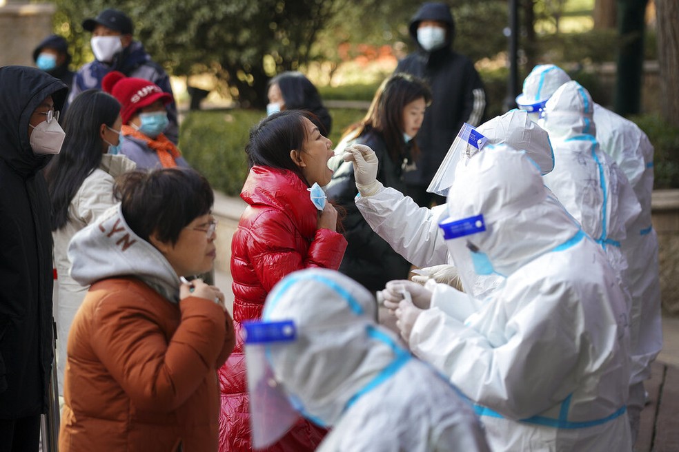 Equipe médica colhe material para teste de covid-19 da população da cidade de Shijiazhuang, capital da província de Hebei — Foto: Mu Yu/Xinhua/AP