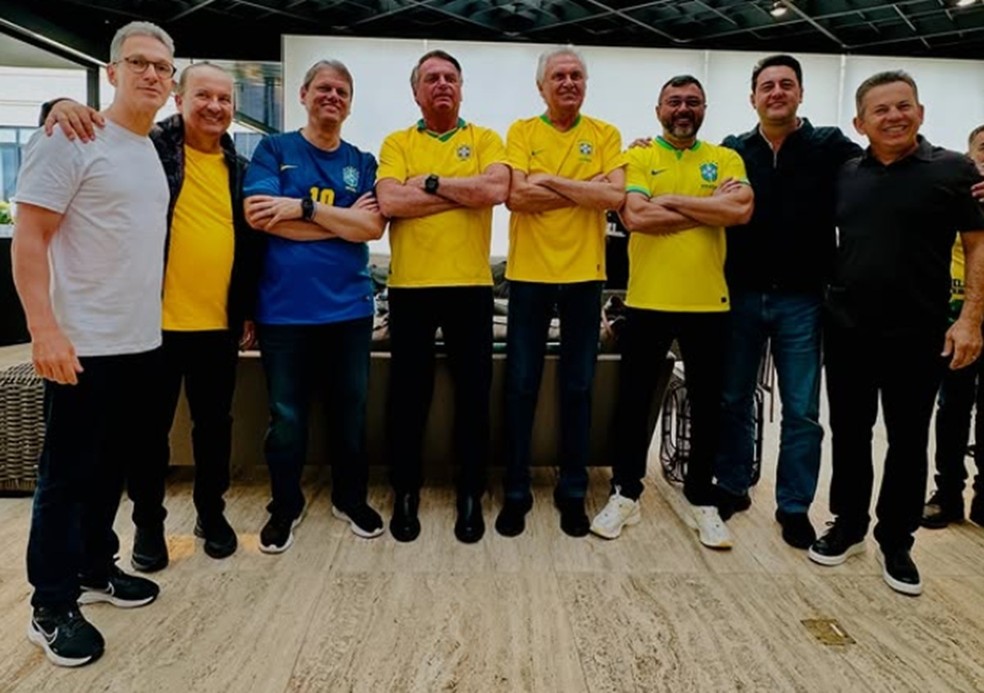 Ex-presidente Jair Bolsonaro (PL) foi recebido pelo governador de São Paulo, Tarcísio de Freitas (Republicanos), e posou com ele e outros seis governadores — Foto: Reprodução/Instagram/@tarcisiogdf