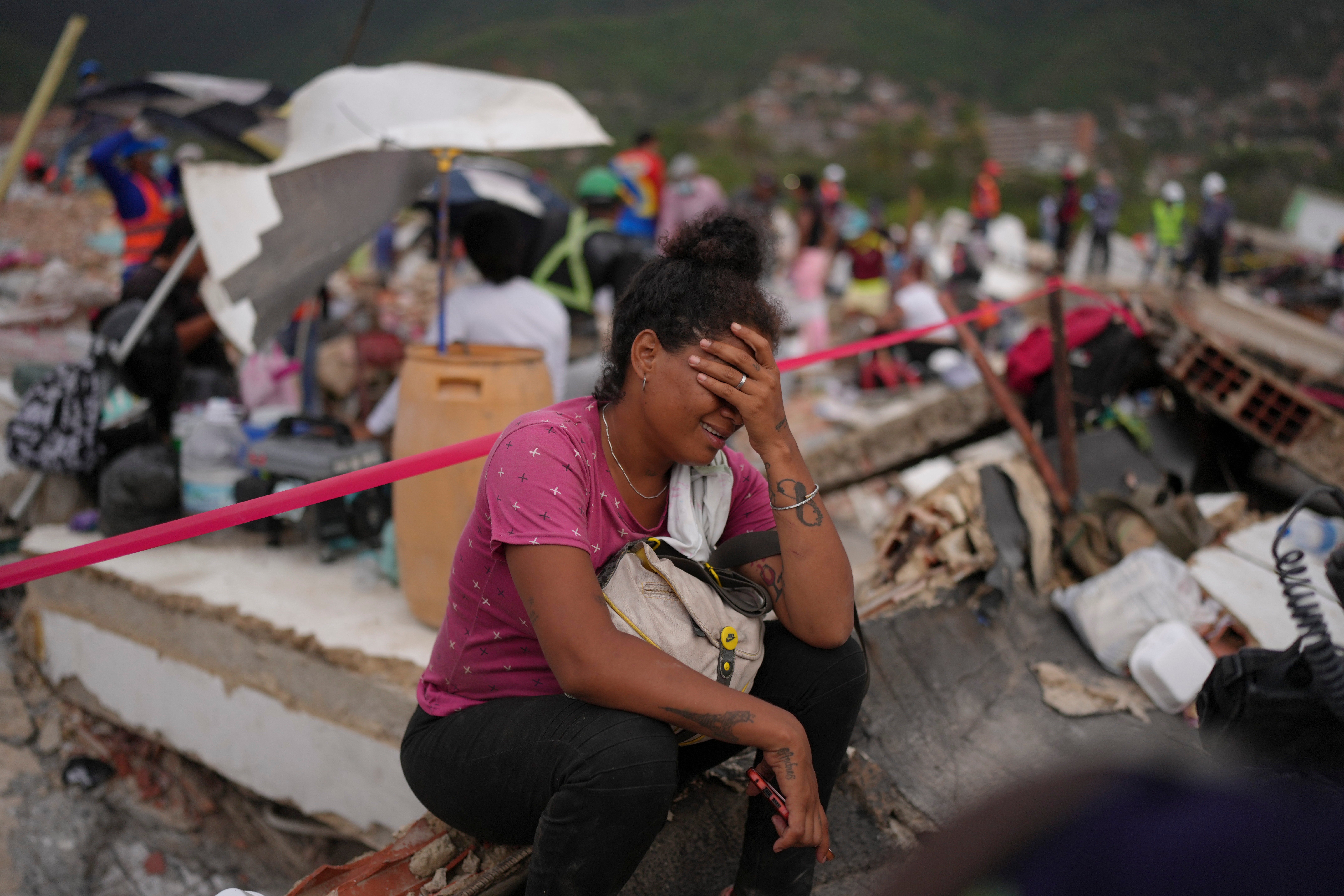 Após terremotos na Venezuela, moradores lideram resgates em meio a acusações de roubos por militares