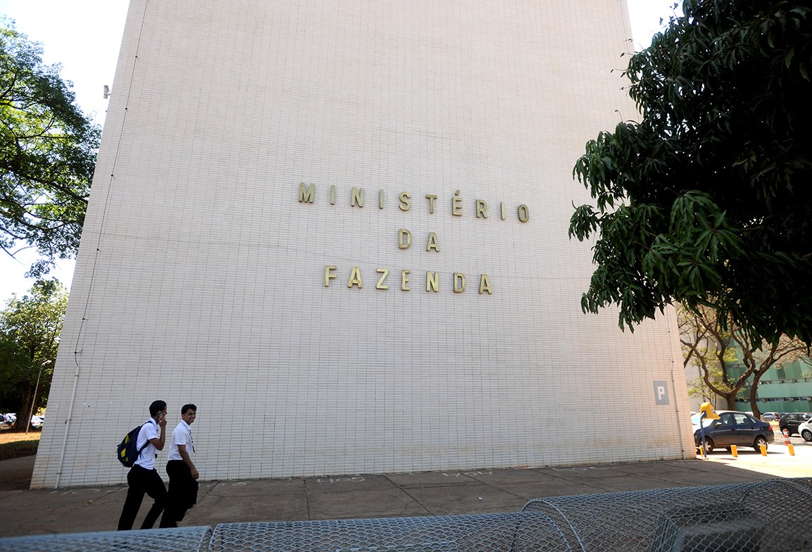 Ajuste fiscal pode ter bloqueio de despesa não obrigatória