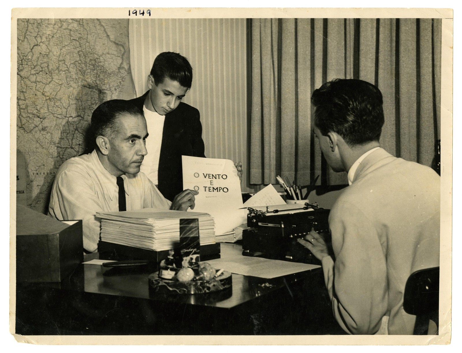 Luis Fernando Verissimo com o pai, Erico, e o manuscrito de "O tempo e o vento" — Foto: Arquivo pessoal