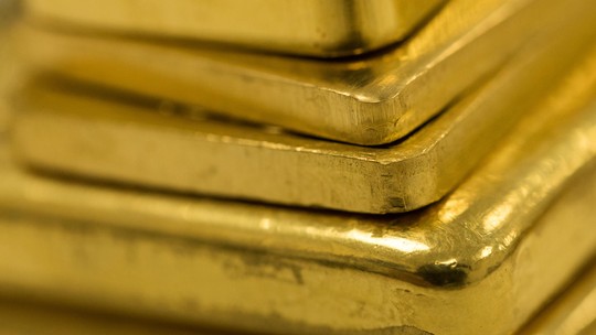 Ouro fecha em leve queda após sessão de dólar mais fortalecido no exterior 