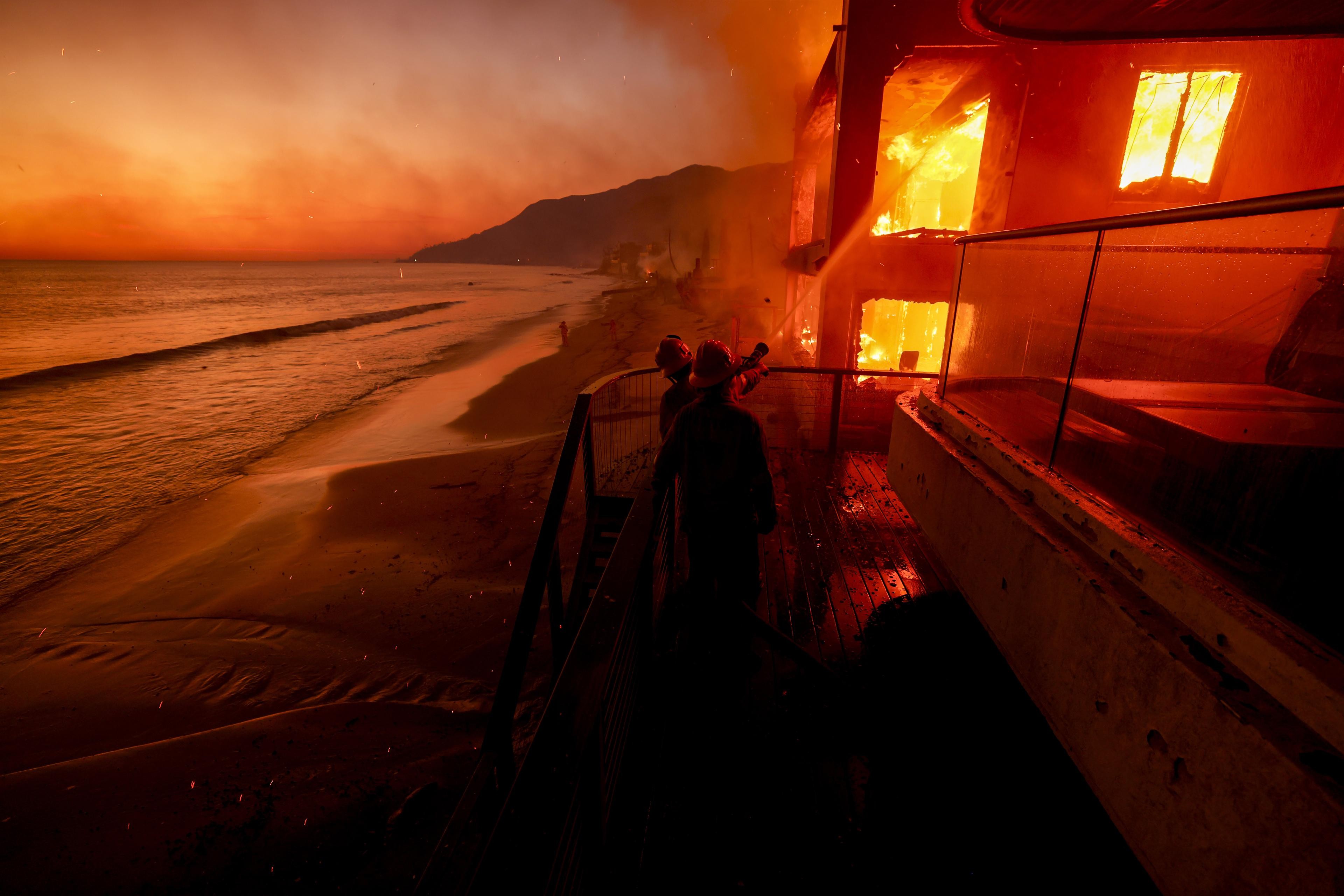 Ventos que alimentam incêndios em Los Angeles cedem, mas região segue em alerta de perigo