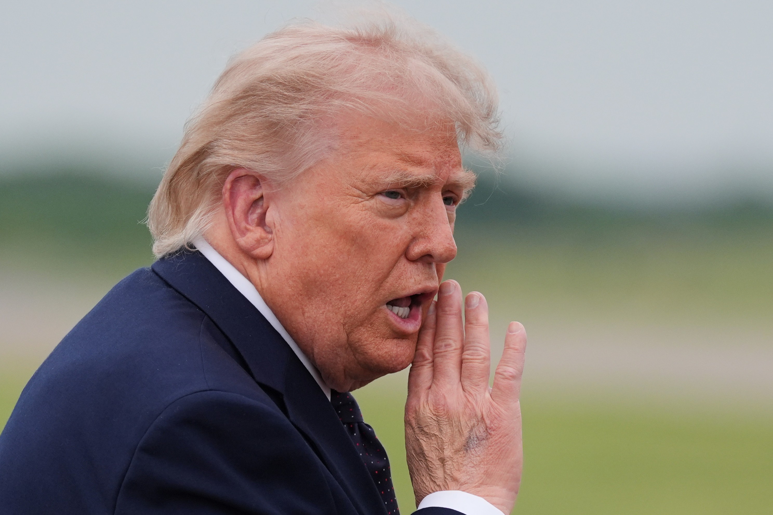 Trump divulga agenda oficial e não prevê encontro com Flávio Bolsonaro