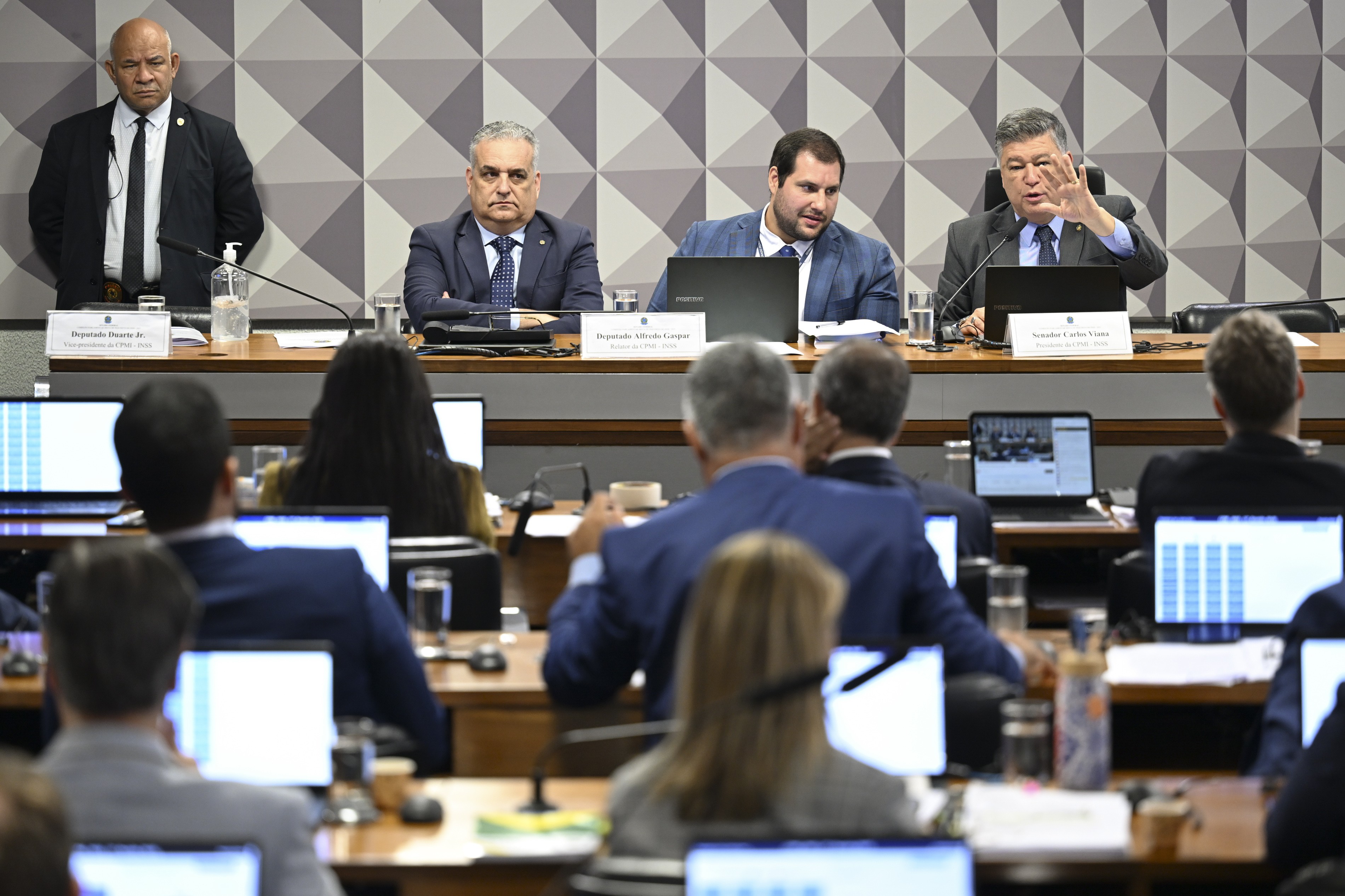 Base aliada consegue barrar convocação do irmão de Lula para depor na CPI do INSS