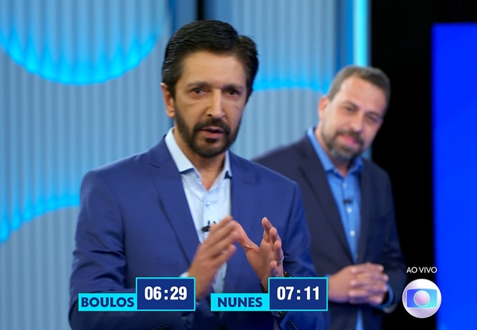 Ricardo Nunes fala durante o debate da TV Globo, observado pelo adversário Guilherme Boulos — Foto: Reprodução/TV Globo