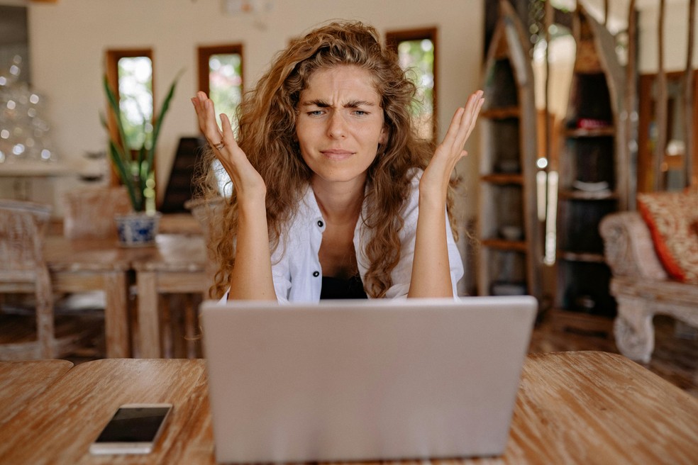 Colunista aconselha leitora a se desligar do trabalho fazendo uma caminhada ao ar livre, um treino que faça o corpo liberar a tensão, um hobby manual como o tricô ou a pintura, tocar um instrumento ou dançar — Foto: Pexels