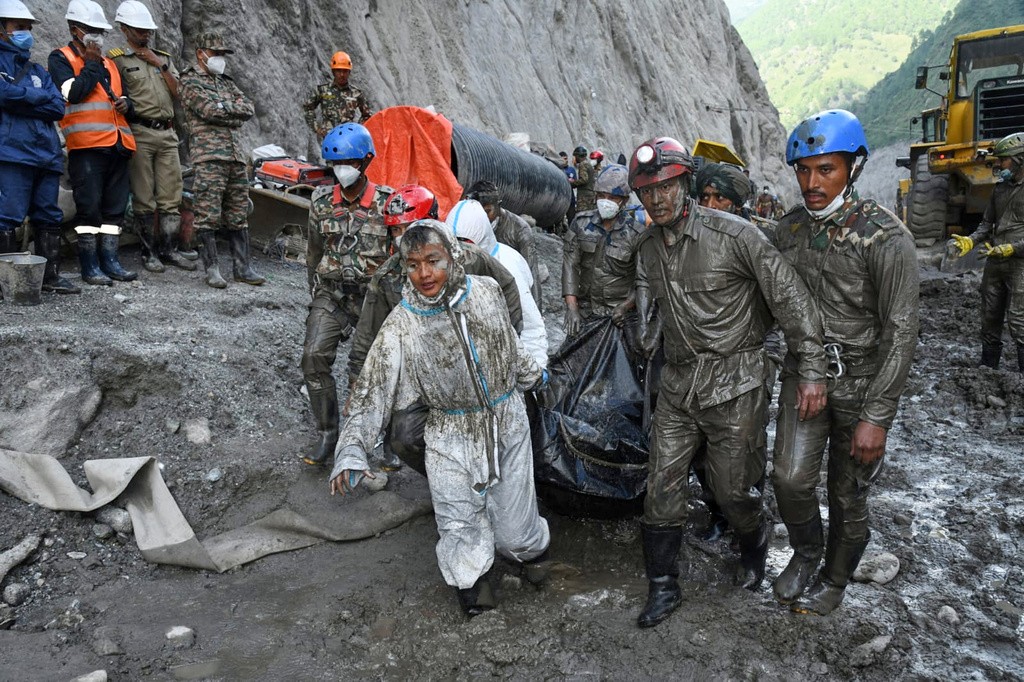 Quatro corpos são retirados de túnel de hidrelétrica no Nepal; mortos passam de 1,4 mil - Foto
