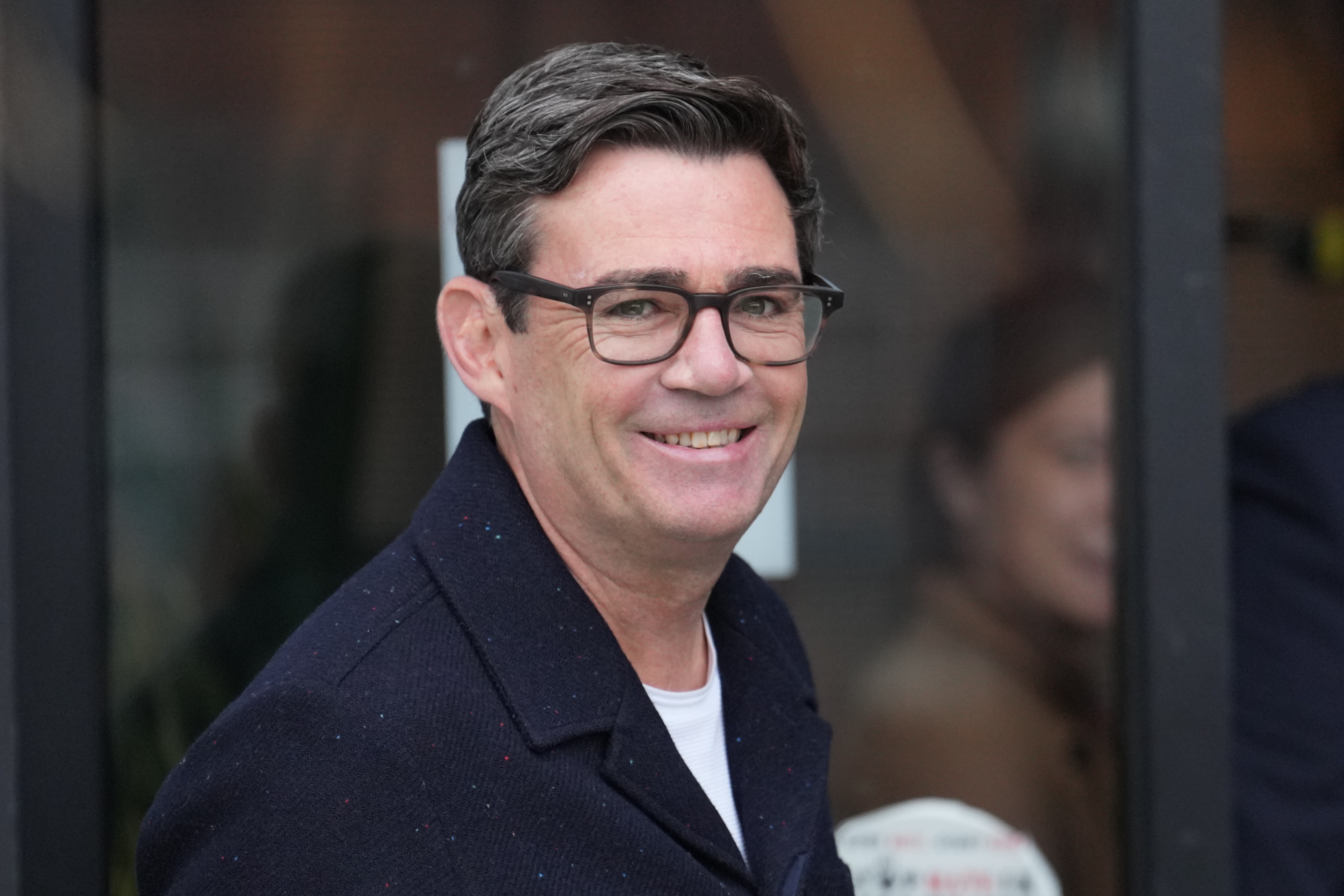 Candidato a substituir Starmer enfrenta desafio para voltar ao parlamento britânico