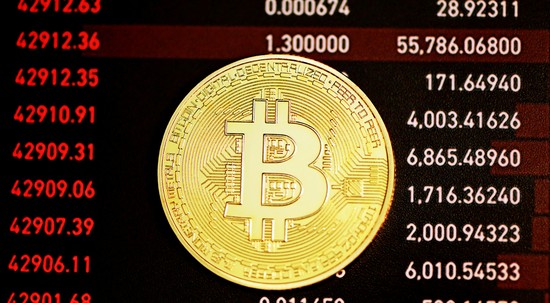 Bitcoin segue em queda, mas encontra sustentação acima dos US$ 75 mil