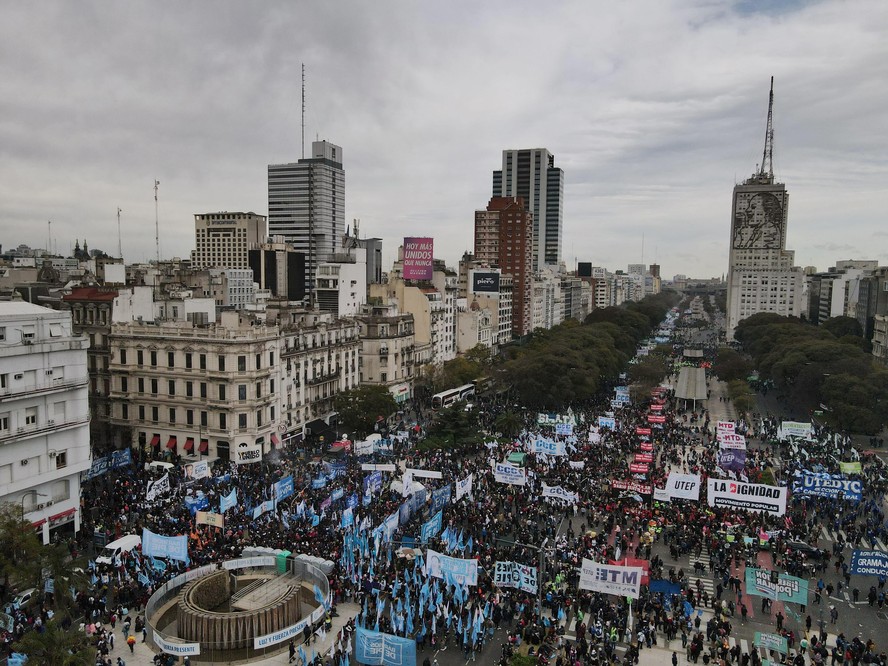 Manifestantes marcham pela Avenida 9 de Julio, no centro de Buenos Aires