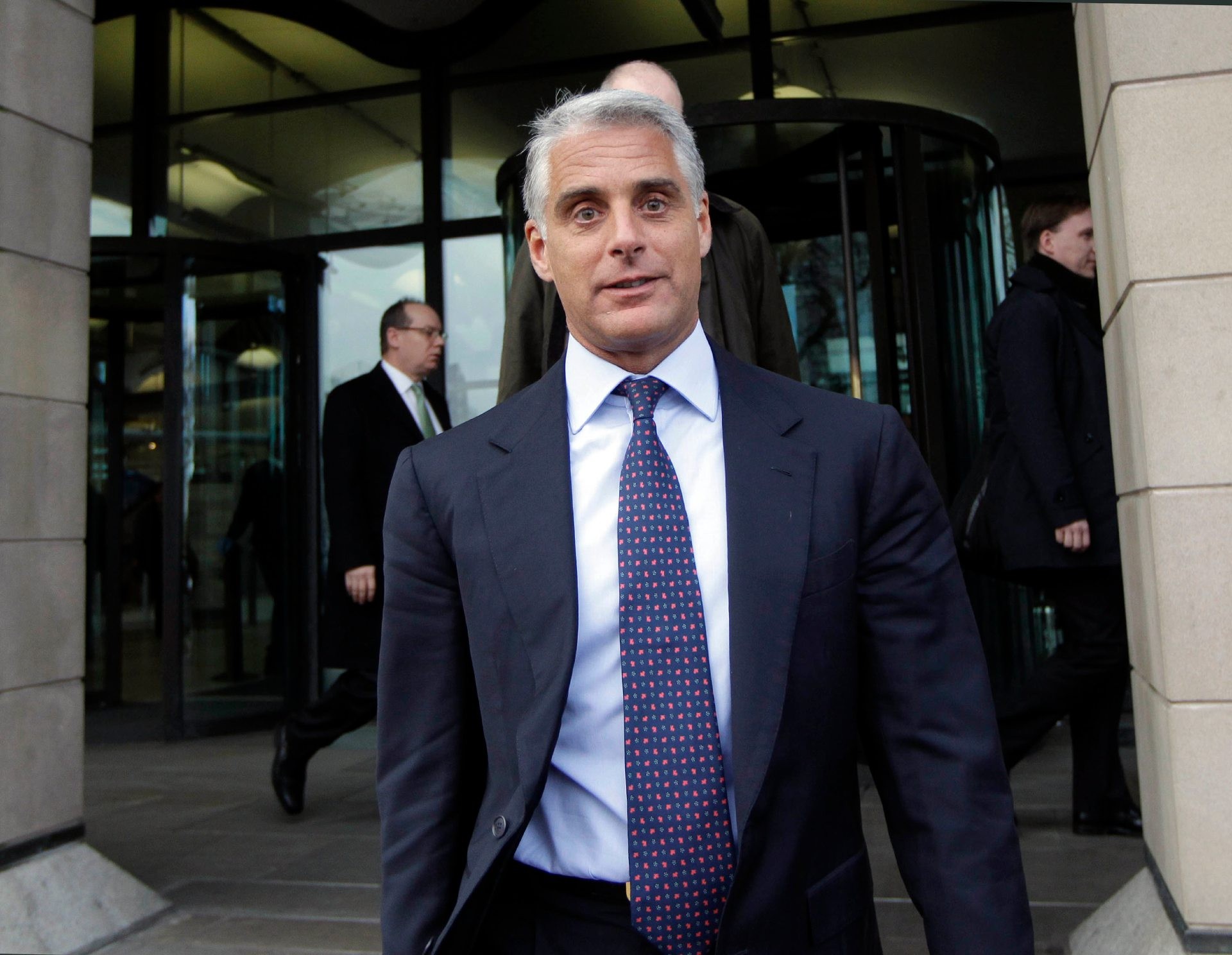Como o CEO do UniCredit está driblando a resistência alemã na disputa pelo Commerzbank - QTU Questões do Universo