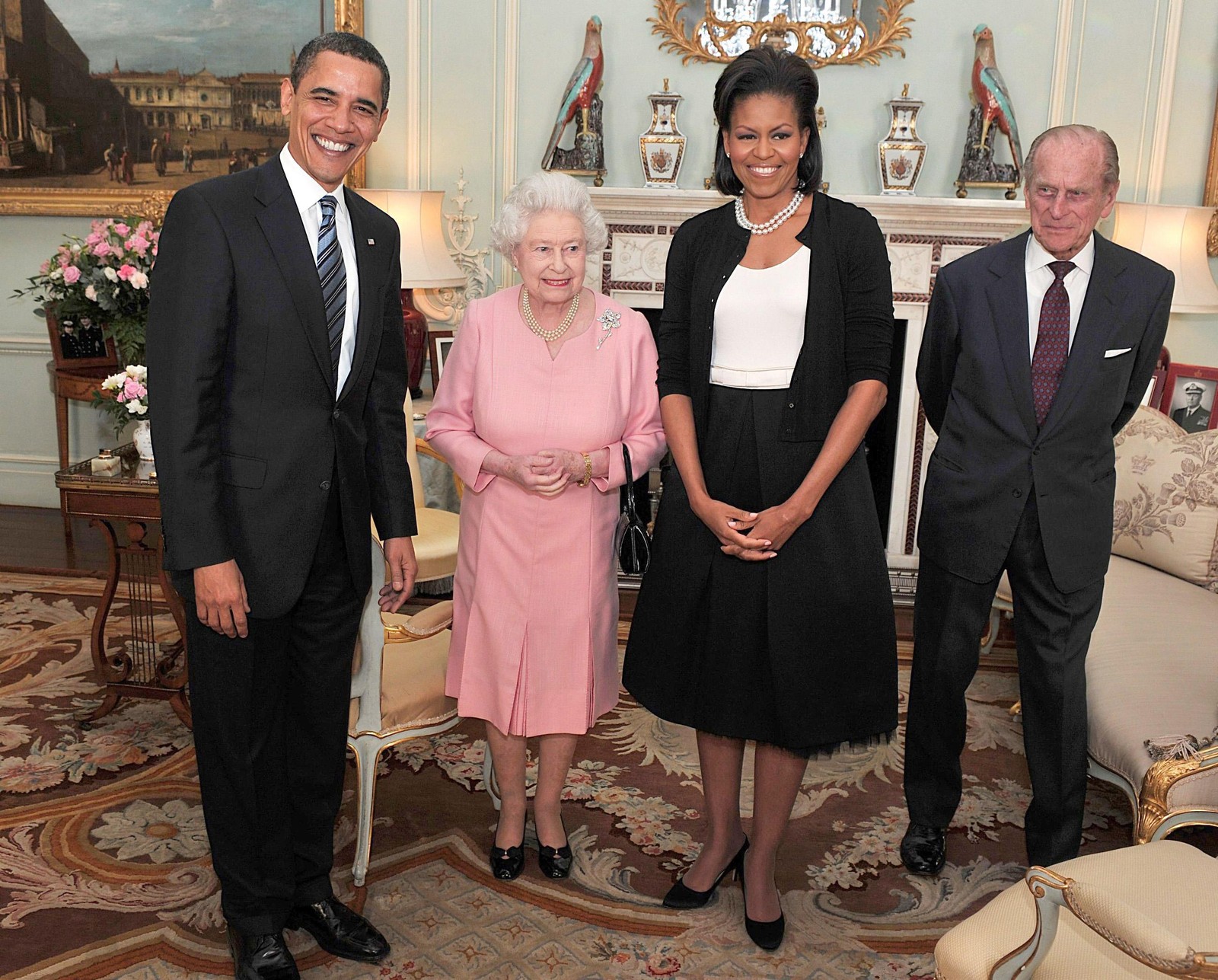 Com o presidente dos EUA, Barack Obama, e a esposa, Michelle, no Palácio de Buckingham em 2009 — Foto: John Stillwell/AP