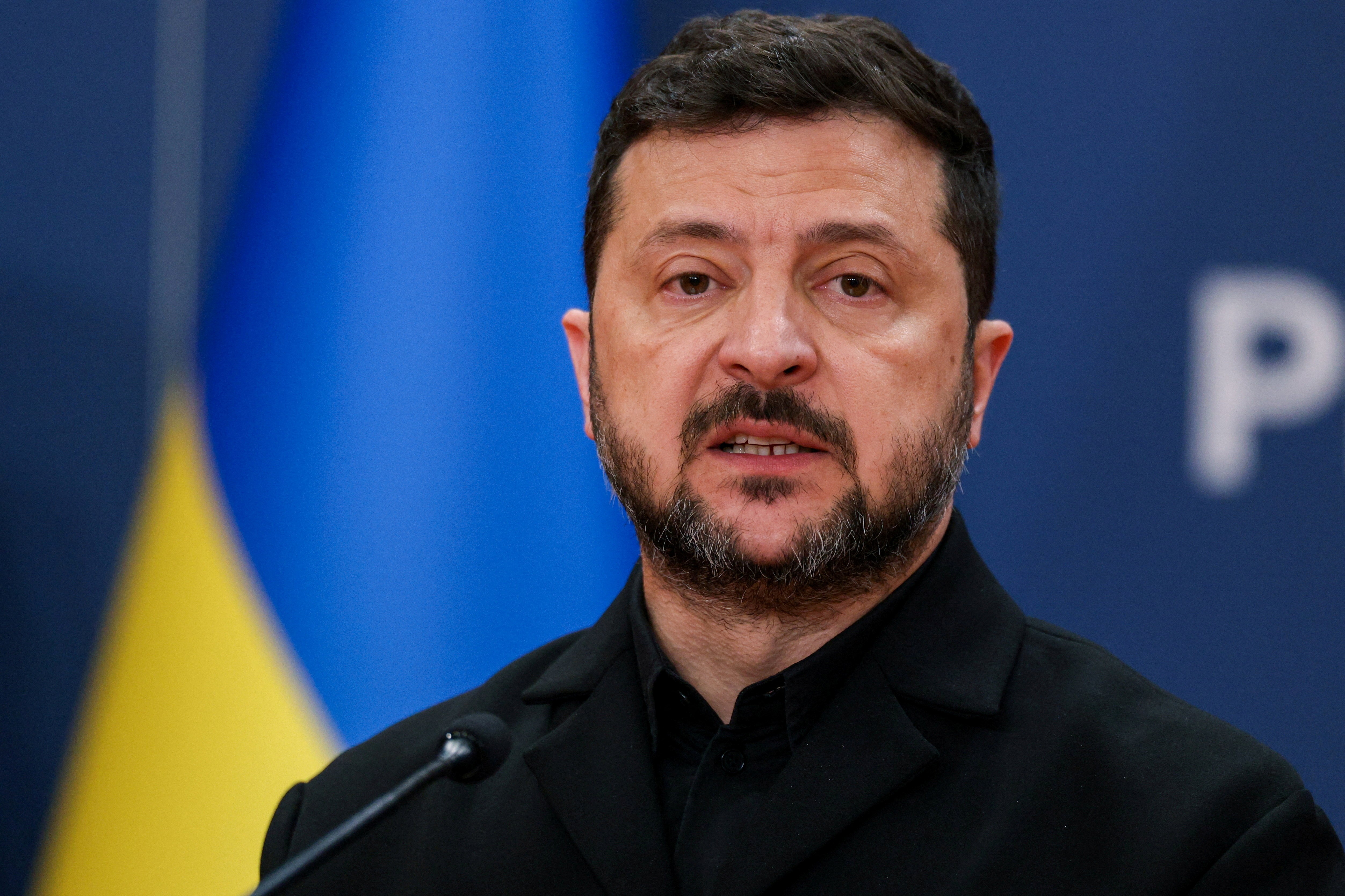 Zelensky diz que drones ucranianos fecharam espaço aéreo russo